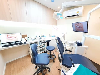 Dr.Prae Dental Clinic คลินิกทันตกรรมด็อกเตอร์แพร ทำฟัน-จัดฟัน Invisalign-รากเทียม-Veneer BTS Siam (สยาม)