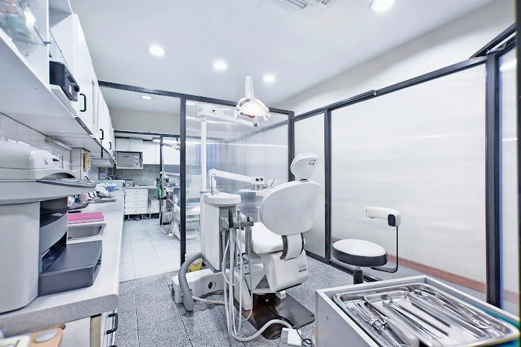 ปริญญาทันตคลินิก (Prinya Dental Clinic)