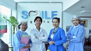 Smile Signature Dental Center Ratchadaphisek คลินิกทันตกรรม สไมล์ ซิกเนเจอร์ ศูนย์รากฟันเทียม จัดฟันใส วีเนียร์