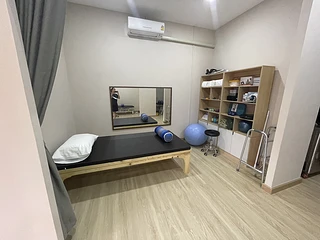 รี-โคลเวอร์ คลินิกกายภาพบำบัด Re-Clover Physical Therapy Clinic