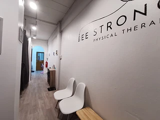 บี สตรอง คลินิกกายภาพบำบัด (Bee Strong Physical Therapy Clinic)