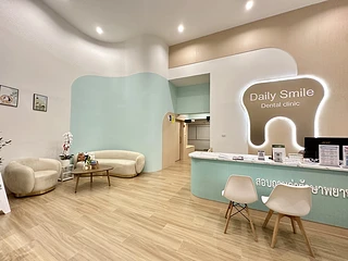 Daily smile Dental Clinic เดลี่สมายล์ คลินิกทำฟัน จัดฟัน รากเทียม วีเนียร์ แม่โจ้