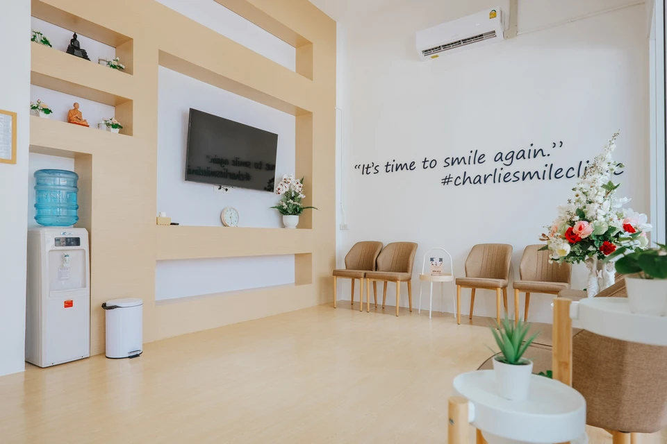 Charlie Smile Dental Clinic คลินิกทันตกรรมชาร์ลีสไมล์ ทำฟัน จัดฟัน - ท่าข้าม พระราม 2