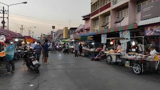 ตลาดโต้รุ่งพระพุทธบาท แอนริมทางผลไม้ตามฤดูกาล