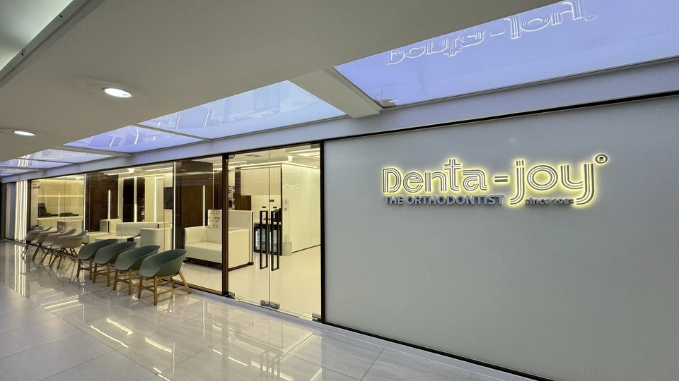 Dentajoy Thonglor (เดนต้าจอย สาขาทองหล่อ) จัดฟันใส Invisalign จัดฟัน Brava วีเนียร์ รากเทียม