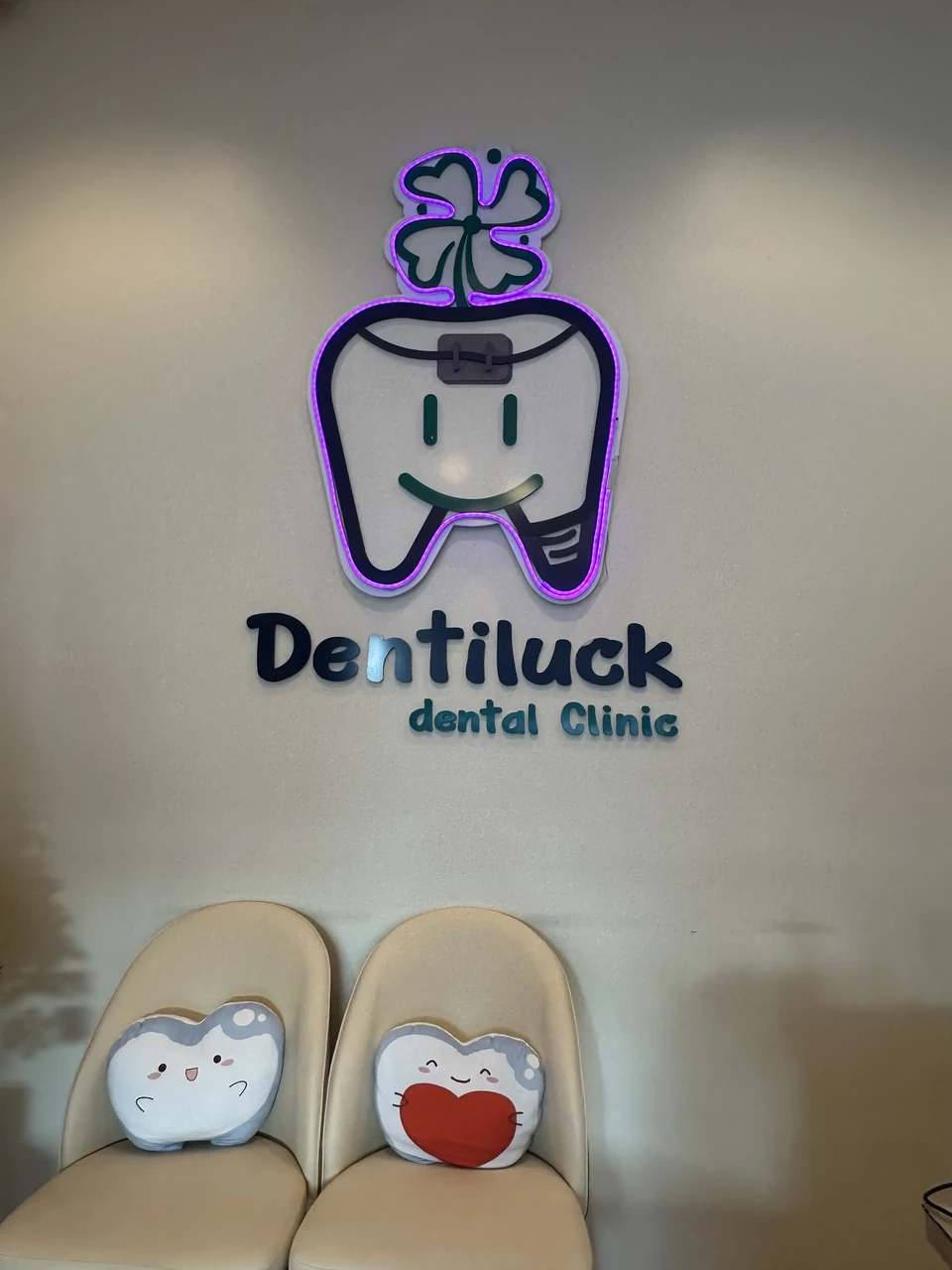 Dentiluck Dental Clinic เด้นท์ที่รักษ์ รากเทียม ฟันปลอม จัดฟัน ทำฟัน ฟอกฟัน ขูดหินปูน อุดฟัน รักษารากฟัน