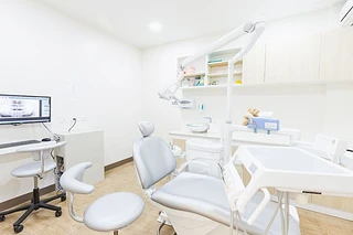 Royal Marina Dental Clinic คลินิกทันกรรม ภูเก็ต บริการรับจัดฟัน ครอบฟัน วีเนียร์ ฟอกสีฟัน รากฟันเทียม