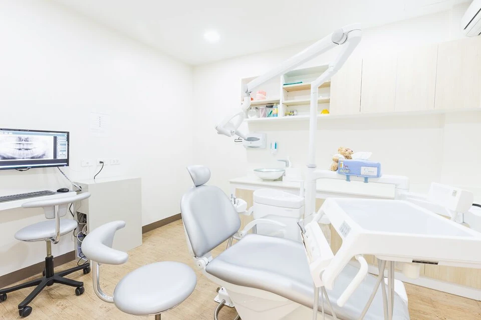 Royal Marina Dental Clinic คลินิกทันกรรม ภูเก็ต บริการรับจัดฟัน ครอบฟัน วีเนียร์ ฟอกสีฟัน รากฟันเทียม